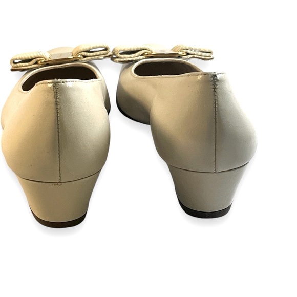 SALVATORE FERRAGAMO Beige Flats with Signed Gold Tone Logo Bows SZ 7.5 AAAA - Picture 12 of 15